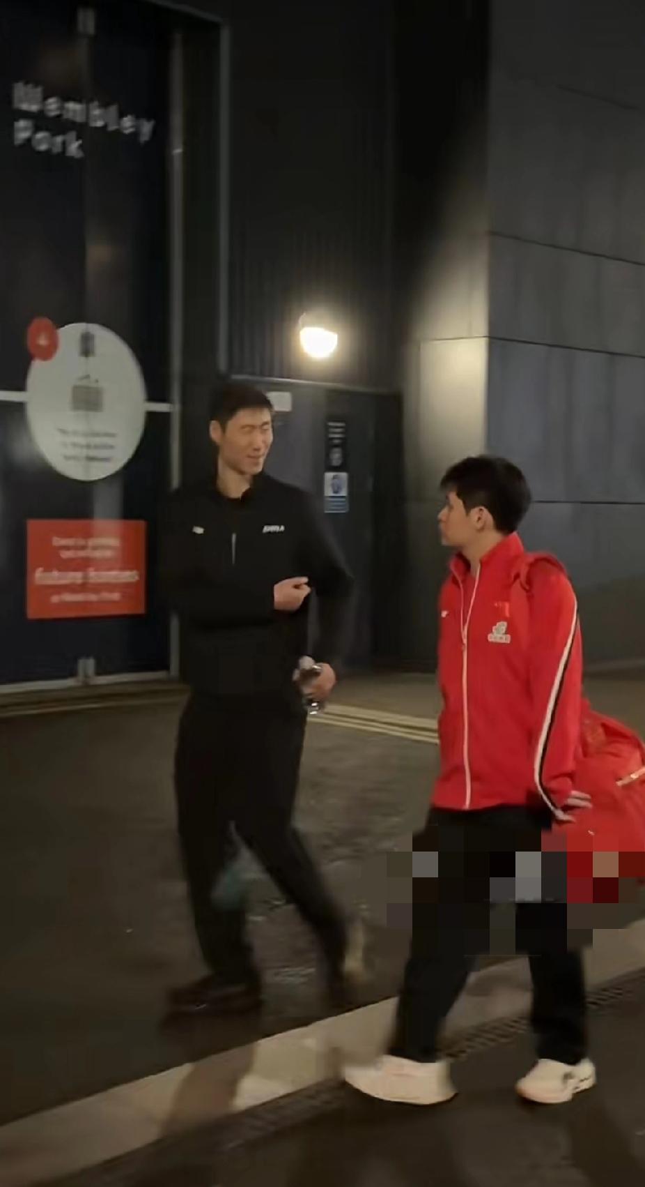 伦敦世乒赛这一幕，真的破防了刷到王励勤陪着林诗栋边走边复盘的画面，瞬间就懂