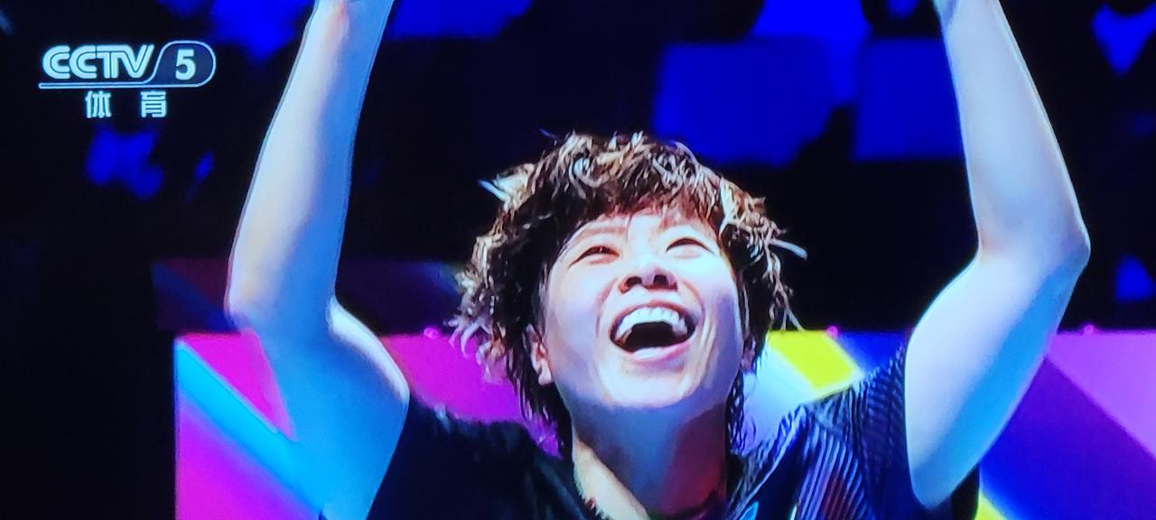 恭喜大迪4:1战胜张本美和跻身八强，赢球后她高挥双臂庆祝胜利！说实话，想到了大