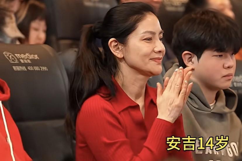 胡可50岁了，素颜现身沙溢新片首映礼，虽然有点憔悴，但跟俩儿子在一起时，乐得直拍