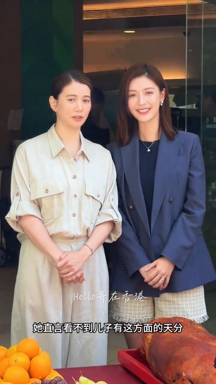 娱乐明星。还真想不到袁咏仪会这样说。6月23日在访谈中被问到会不会给儿子张慕童
