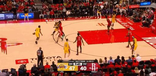 詹姆斯与布朗尼，两次父子连线！詹姆斯弧顶将球交给布朗尼后，甘愿做绿叶给布朗尼单挡