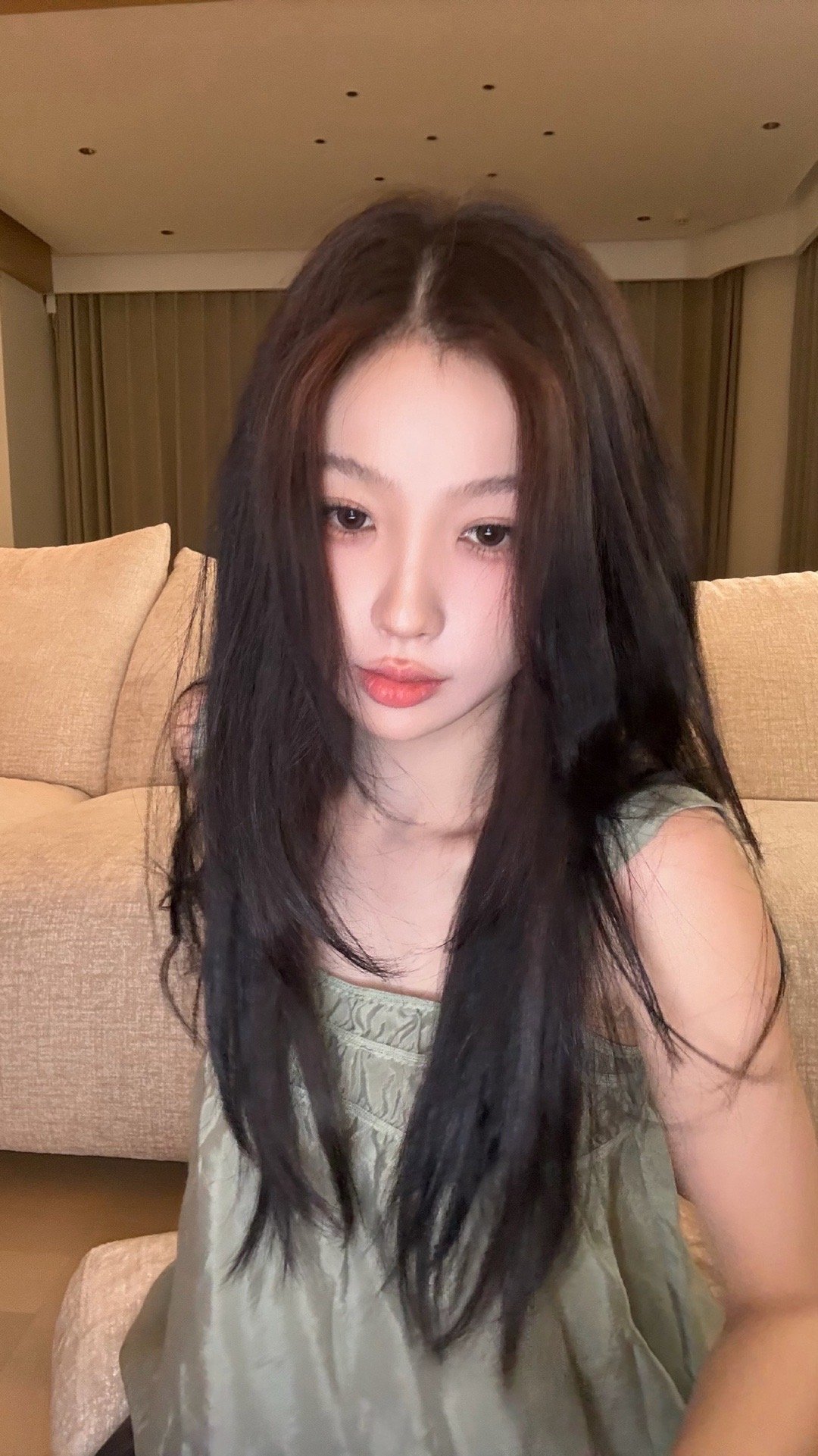 明星周边设计翻车预警？虞书欣新款周边被质疑撞款Jennie联名，话题直接发酵。虞