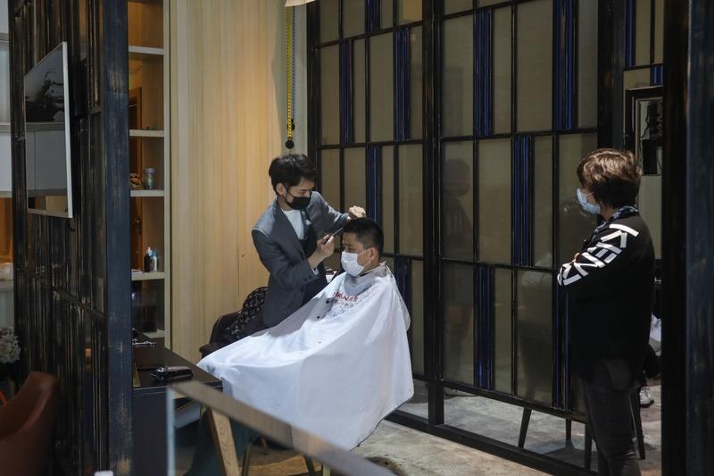 疯了？985硕士放弃3万月薪转行理发，一年后收入曝光，网友：这才是清醒谁能