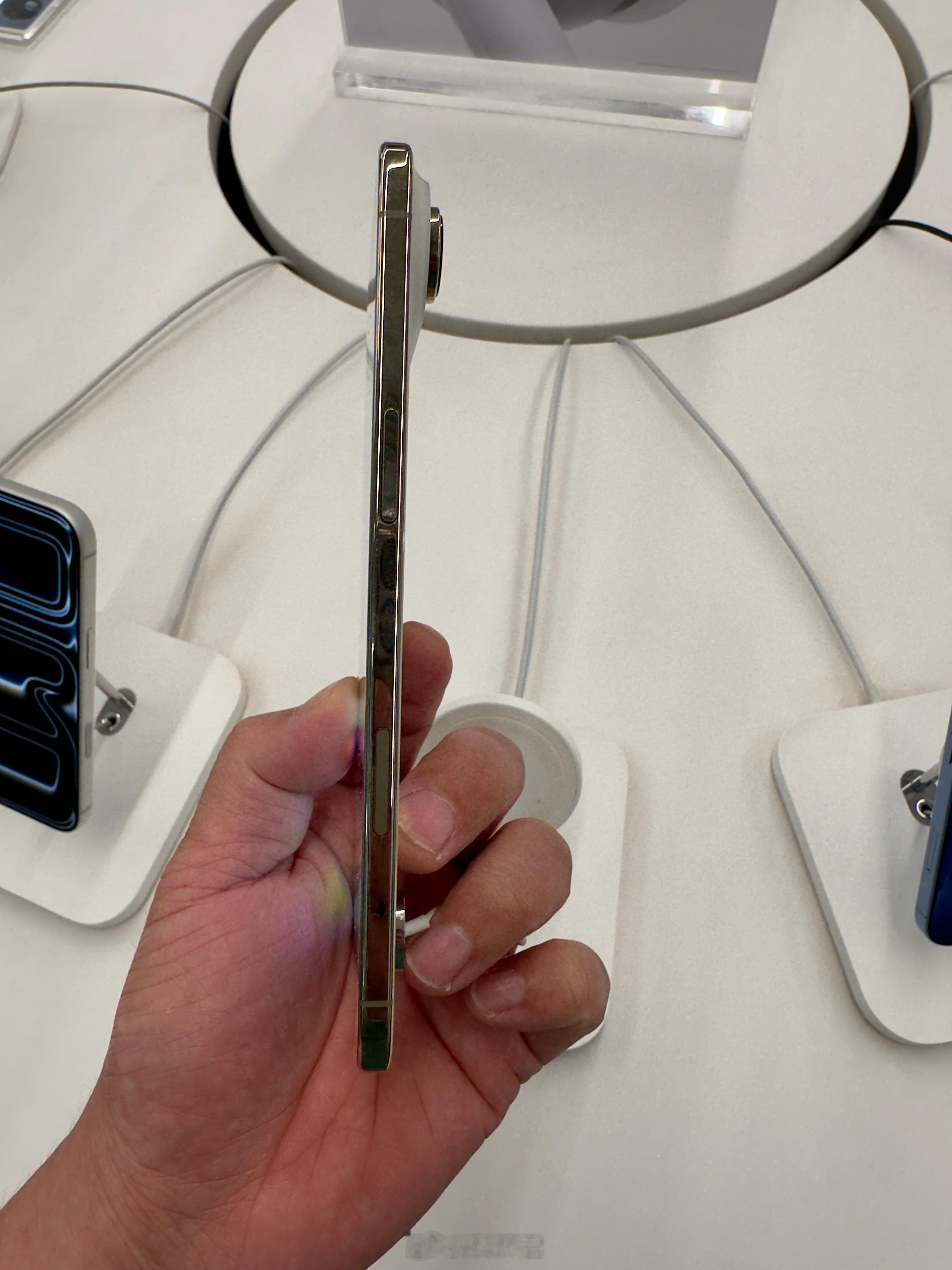 iPhoneAir真机看了下，很轻薄，感觉拿不稳可能会掉地上，这手机就是很多配