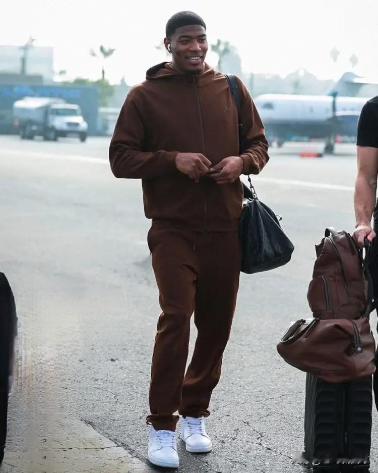 下面是一条关于湖人大将八村垒的好消息！明天湖人将会在主场迎战实力不俗的火箭，今天