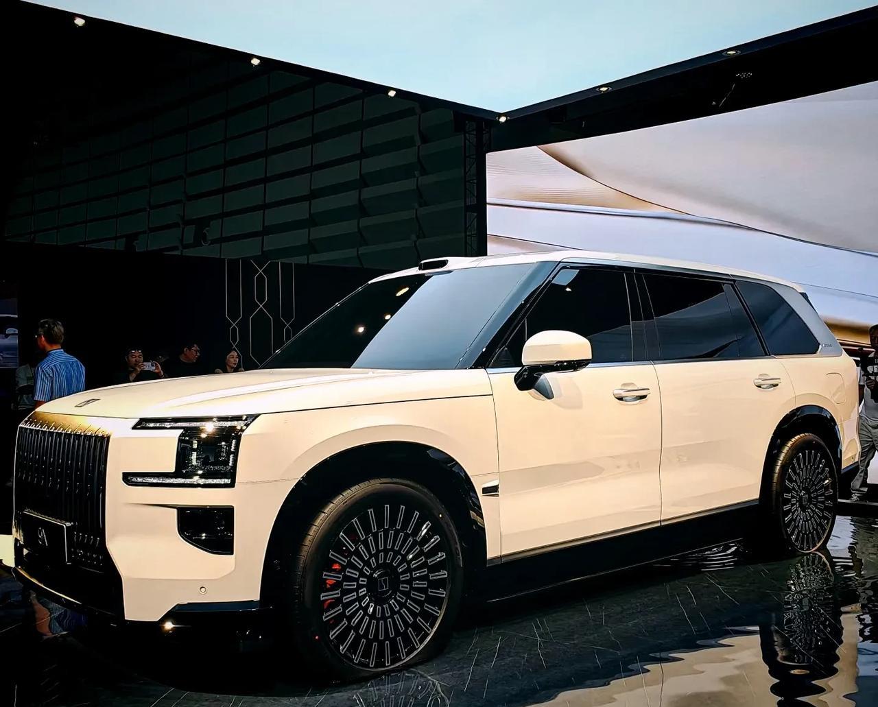 极氪9X，来看一下国内最奢华的大6座SUV，8月29日正式开售！新车内饰采用北