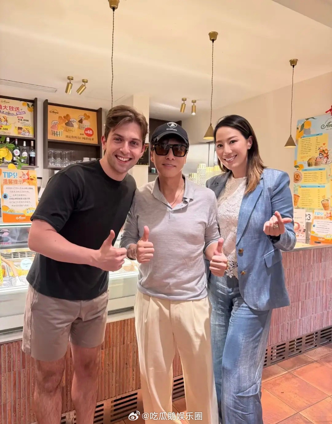 63岁甄子丹和老婆汪诗诗现身上海一间冰淇淋店，他的状态太好了，身姿挺拔，肌肉身材
