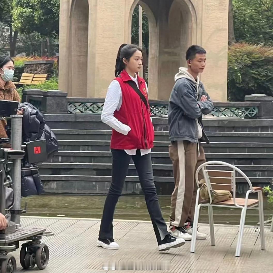 关晓彤这个裤子但凡换个人穿，我都觉得是灾难