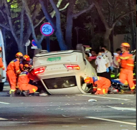 突发！温州市中心猛烈车祸！人被撞飞！网友爆料，昨晚温州市区锦绣路发生了一起猛