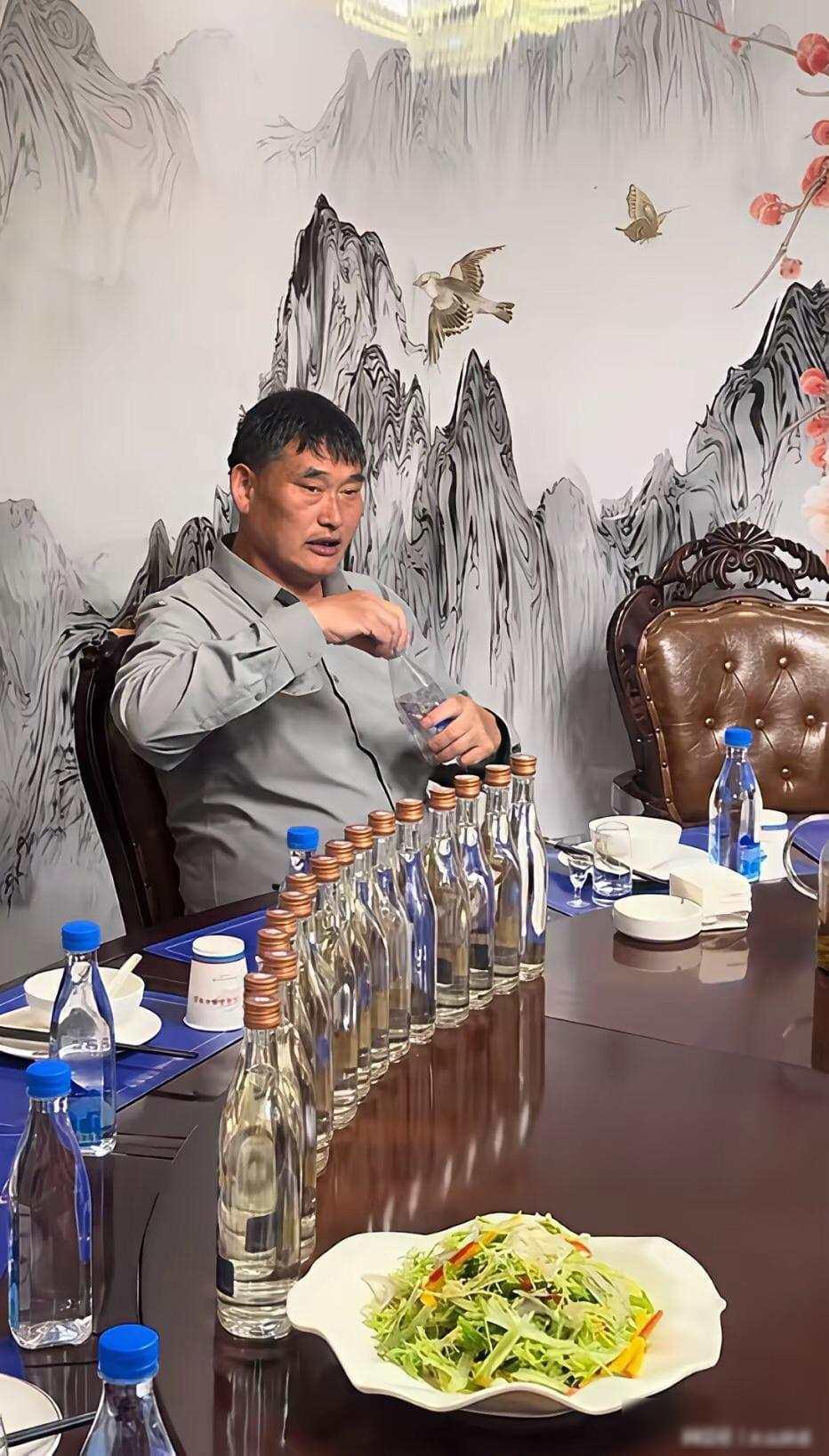 朱之文很明白，自己就是一个"卖唱"的，演出完了主办方请他喝30块钱一瓶的光瓶酒，
