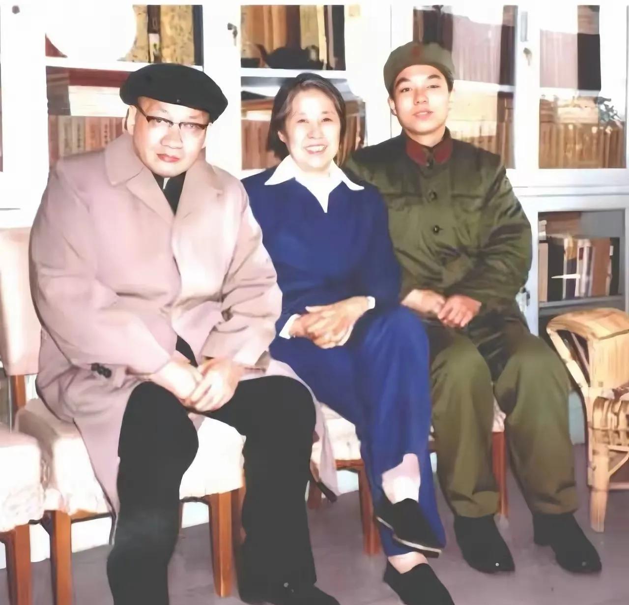 王光美和毛岸青的合影，她笑容自然大方，整个人都是很放松状态！这张照片拍摄于上世