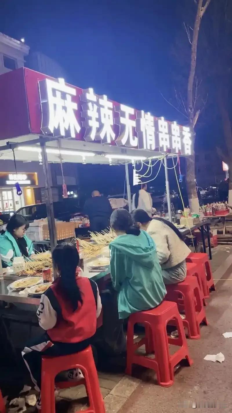 禁酒令一出，体制内的人还没叫苦，有一个行业的人倒来说坚持不住了。昨天晚上太热