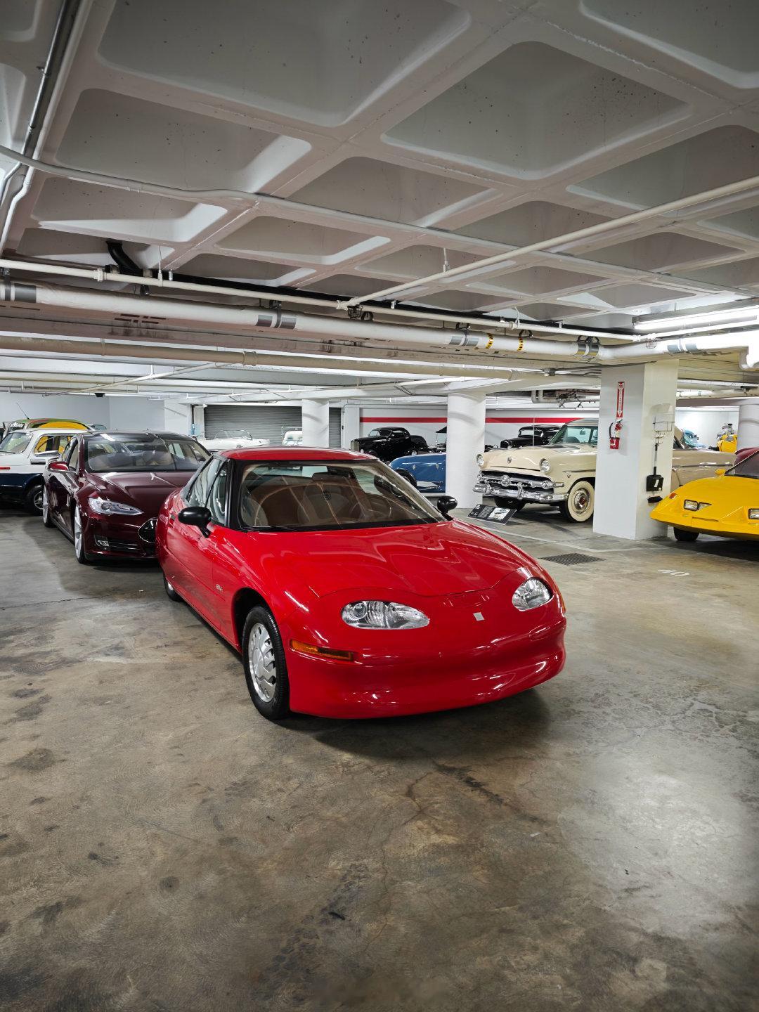 皮特森汽车博物馆的地下展区，摆了一台GMEV1在特斯拉ModelS的前面。EV1在纯电时代是有创先河