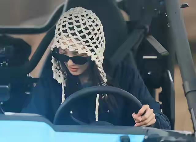 我的妈啊！昨晚饭局，有个消息灵通的朋友神秘兮兮地说：金晨那事儿，真是她自己开的车