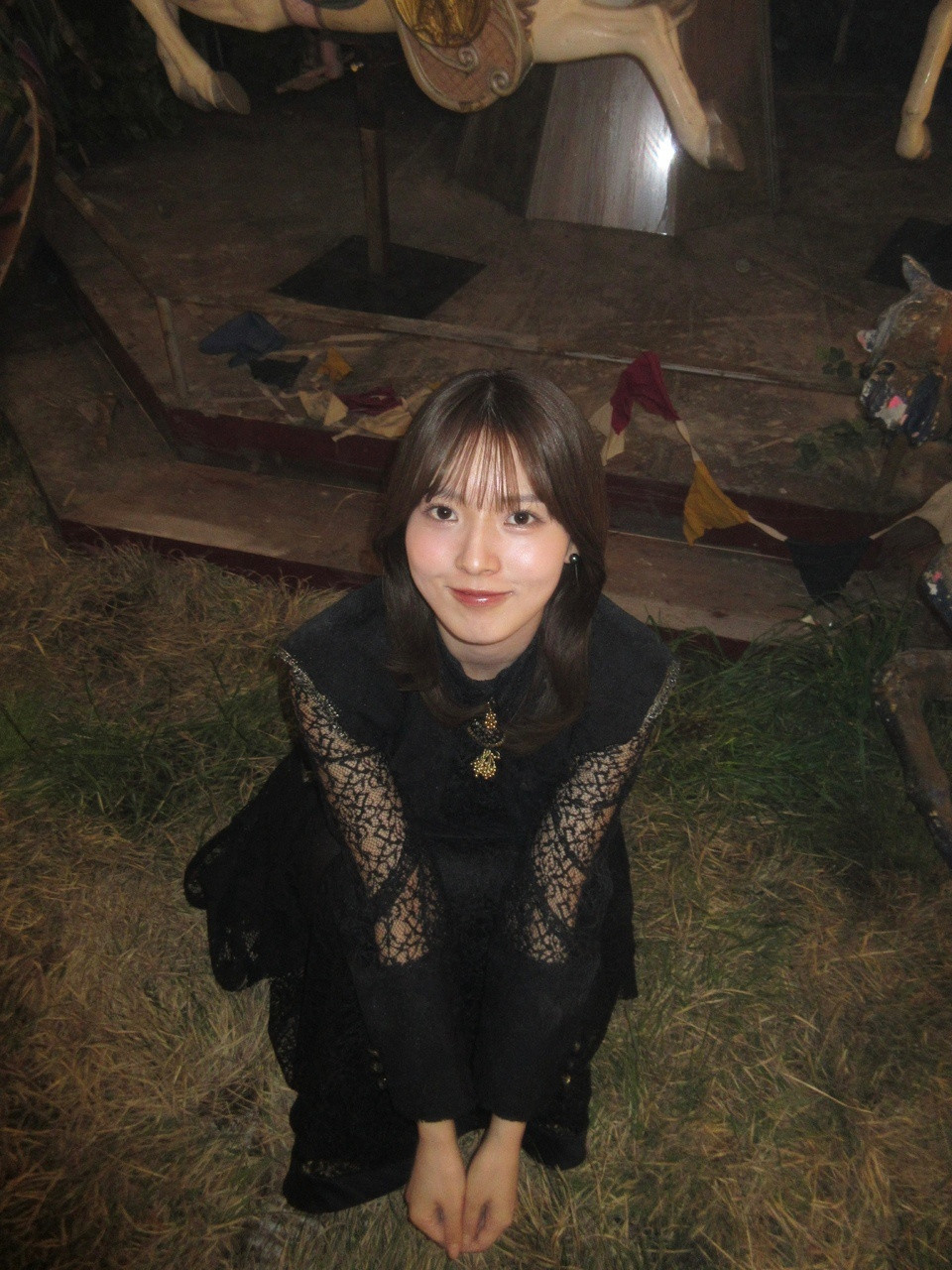 中嶋優月「黒衣装と白衣装　髪は大人っぽく巻いてもらいました　　♪　アクセサリーが