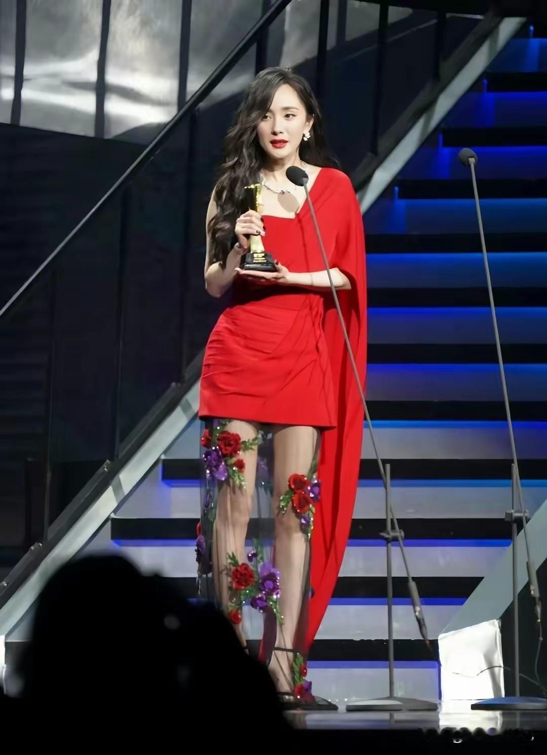 杨幂一身红裙，步步生花