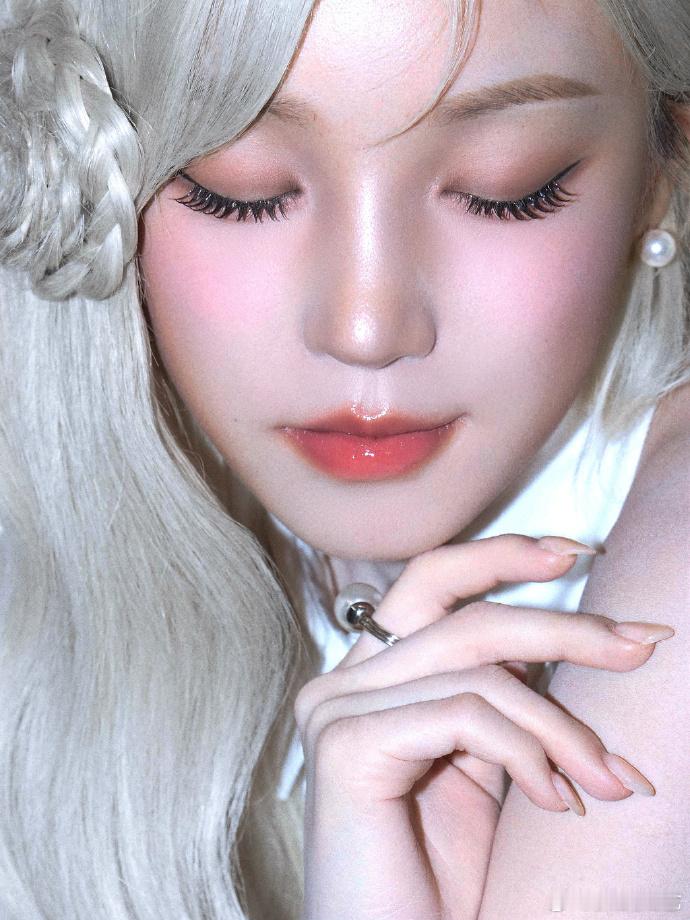 白色系的宋雨琦白色系的宋雨琦真的是太唯美太漂亮了吧，白色的发色搭配了白色裙子，