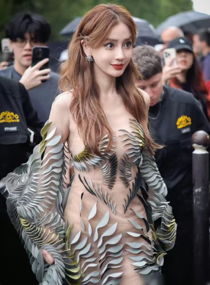 杨颖真是貌若天仙，大大的眼睛，高挺的鼻子，樱红的嘴唇，栗棕色卷发，粉嫩...