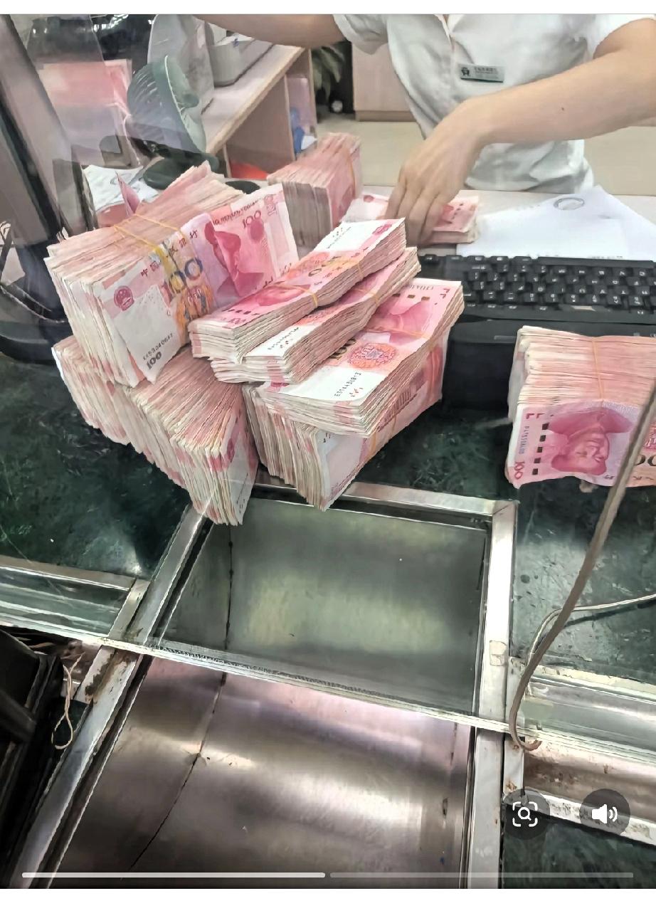 家里老人有存款的注意！劝家里老人一件事，年纪大了，卡里有十万