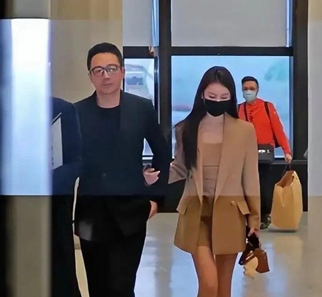 汪小菲又跑去台湾啦，这次有俩任务。一是把俩孩子带回北京。二是收回信义区的豪宅。徐
