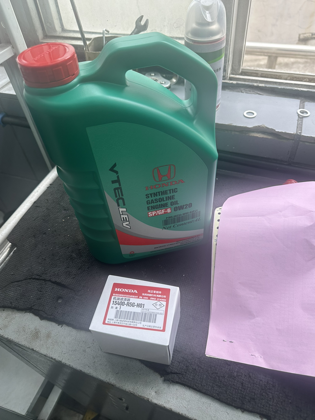 三个月首保完成用的绿桶机油，一个原厂机滤，还有一瓶原厂燃油宝，燃油宝让我下次加