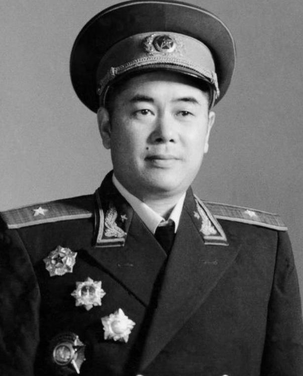 1985年，福州军区被撤，司令员江拥辉远赴北京开会，却发现自己并无新任命。回到福