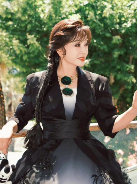 刘晓庆北京玫瑰园的别墅因违建早在半年前就被当地政府通知需要拆除但是刘晓庆置之不