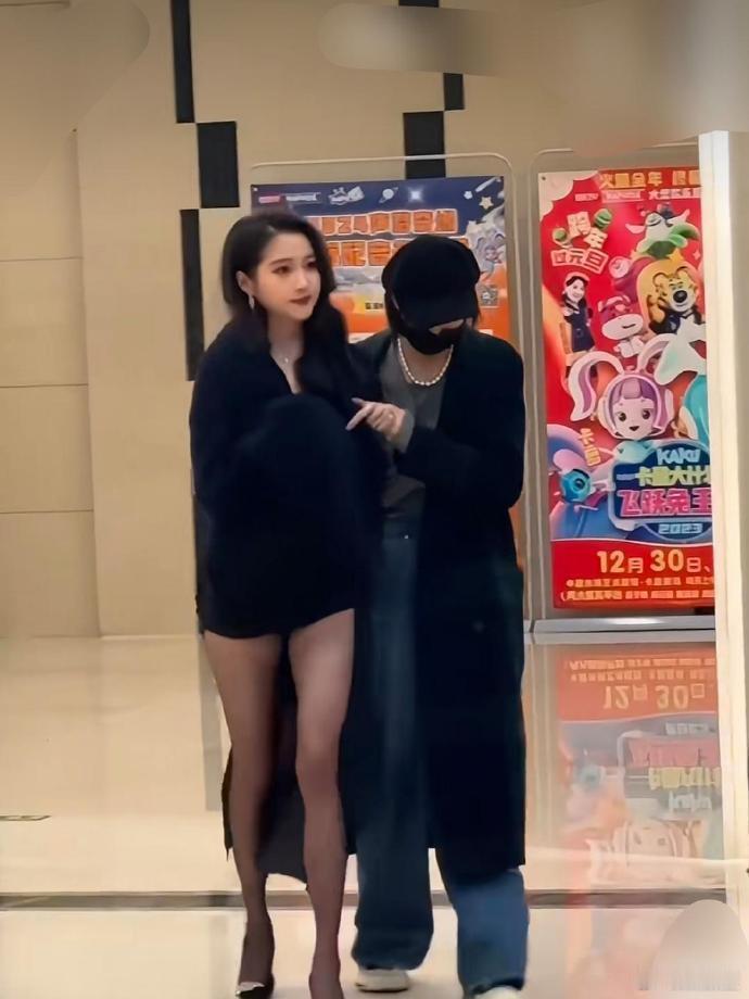即便穿的裤子是这么短，但丝毫不觉得关晓彤擦边​​​​