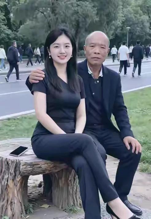 看得出来，大爷一定是个经济基础很强的人，能娶上这么年轻又漂亮的美女，肯定是花了