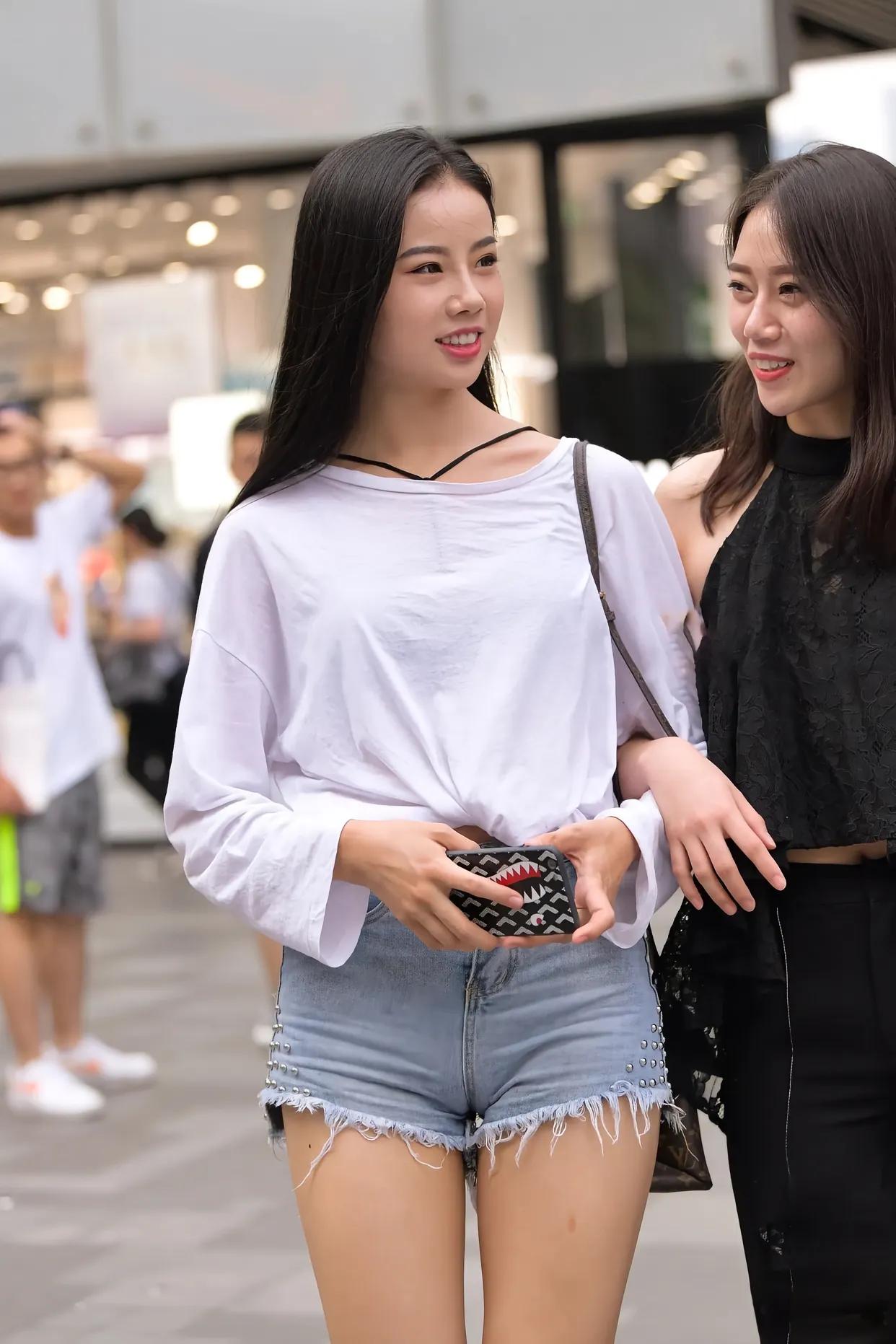 发现路人真实的美，宽松白T配牛仔短裤，舒适又时髦穿搭。街拍美女