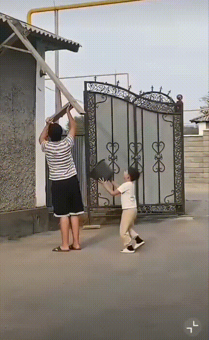 太暖心了！小男孩听见院子里总是有“喵，喵”的叫声，四处找了找发现小猫被困在房顶了