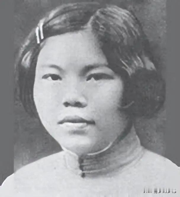 枪毙前她塞满嘴生黄豆，血沫子都咽下去，原来藏着救命暗号！枪毙前，她突然往嘴