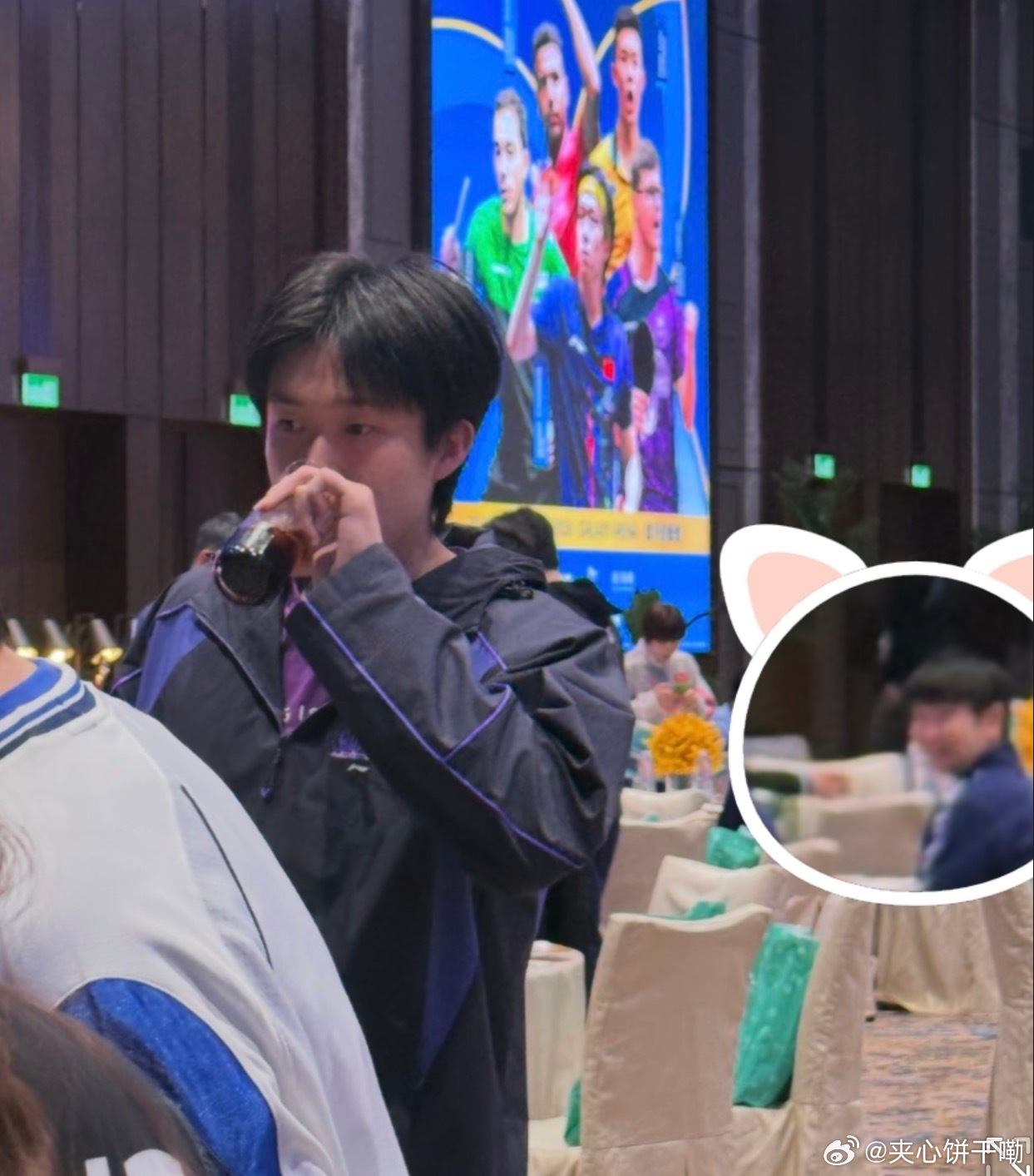 后面有个笑得超开心的小猫