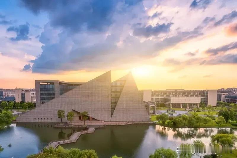 江苏教育那是真卷！有网友说江苏有学生的家庭至少两台打印机，专门用来打印学习资料。