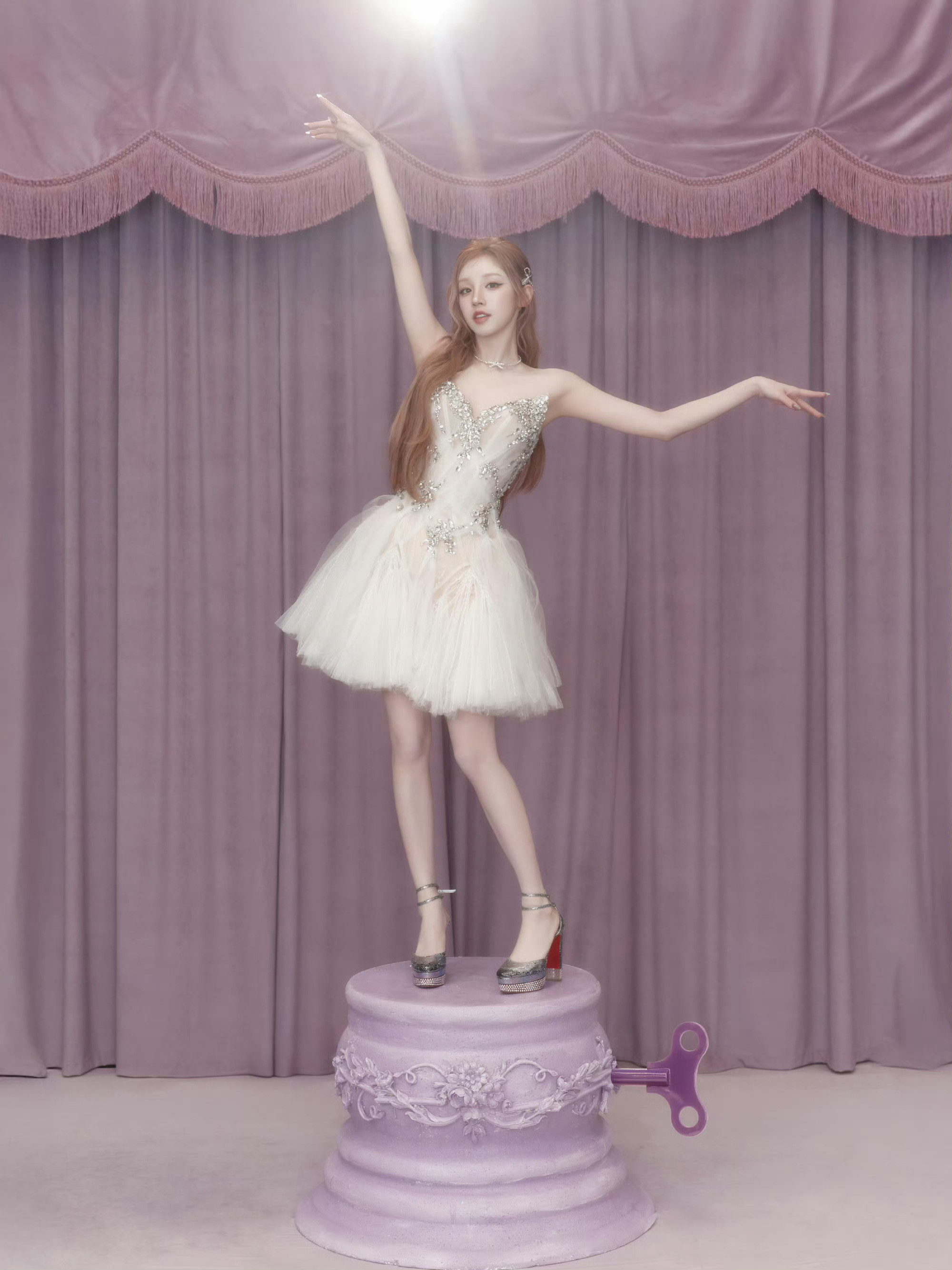 更新的照片好像一个在八音盒里旋转的公主！蓬蓬白纱裙和蕾丝蝴蝶结好梦幻🎀雨琦在芭