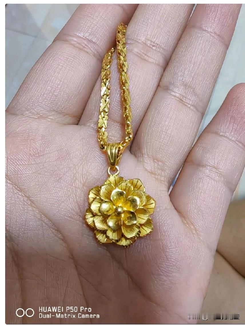 上个月我把结婚时的金项链拿去卖了，发票上写着重15克。到了回收店，老板用电子秤