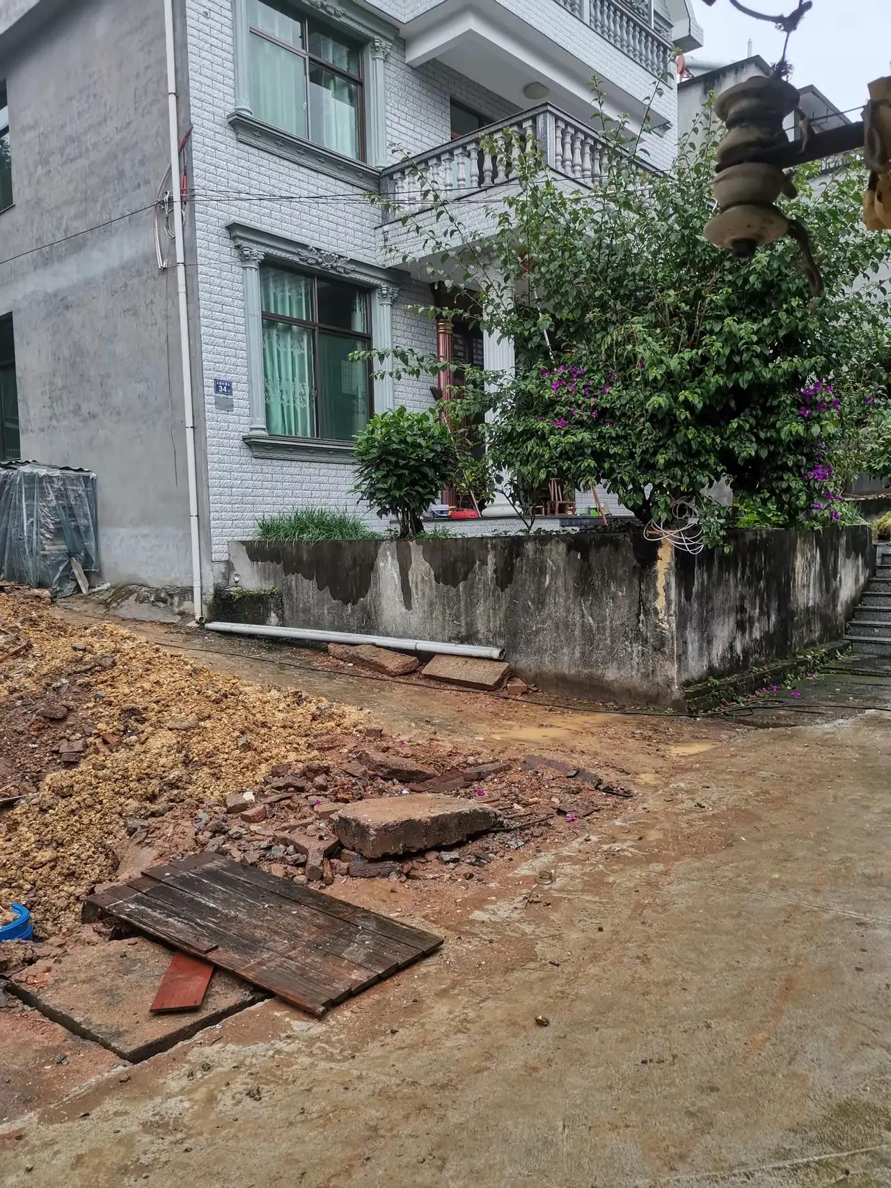 我公婆有四家门面，两处房产都出租出去，月收入就有三万多元。他现在把全部房产