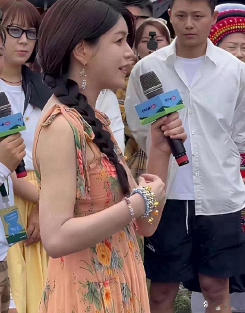 你看陈妍希这假发，带的也太假了吧，一眼穿帮！​​​