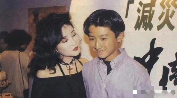 小时候的谢霆锋与妈妈的合影！