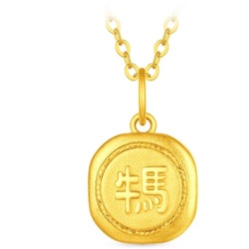 最近黄金市场挺热闹，国际金价一路飙到每克1413元，可周大福一款黄金吊坠却因为名