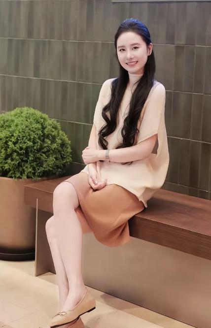 这是单位的一位女同事，日前刚刚退休。别看她已50多岁，可人依旧妩媚娇美，风韵十足