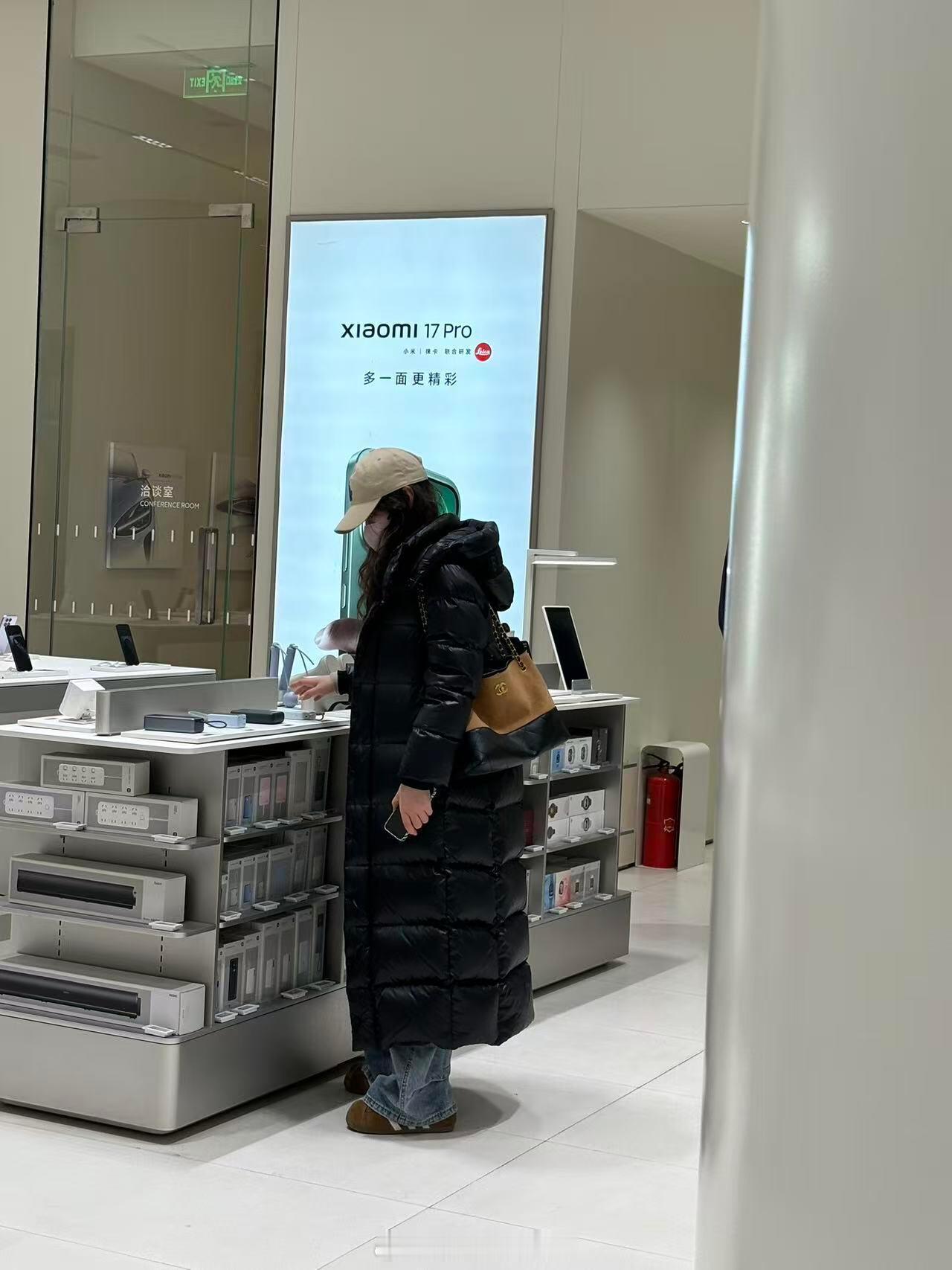 小米手机店看到的，想把这个羽绒服焊在身上这种黑金的面料最近好像很流行？不过看小姐