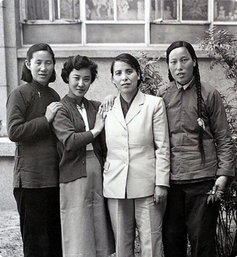 郭兰英与三位女性同框，她们个个都很了不起。从左至右依次是：革命烈士刘胡兰的继母
