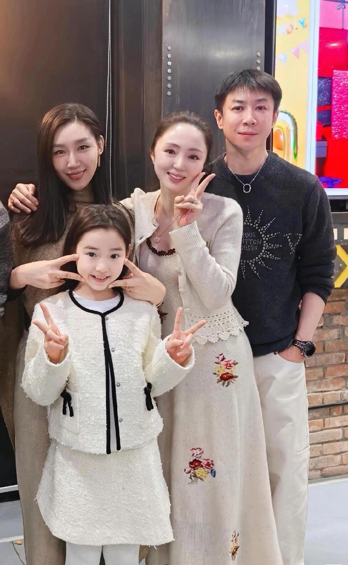 原来朵朵生日，张维伊也去了啊！打扮的还是挺低调的，跟董璇母子俩相比，张维伊朴