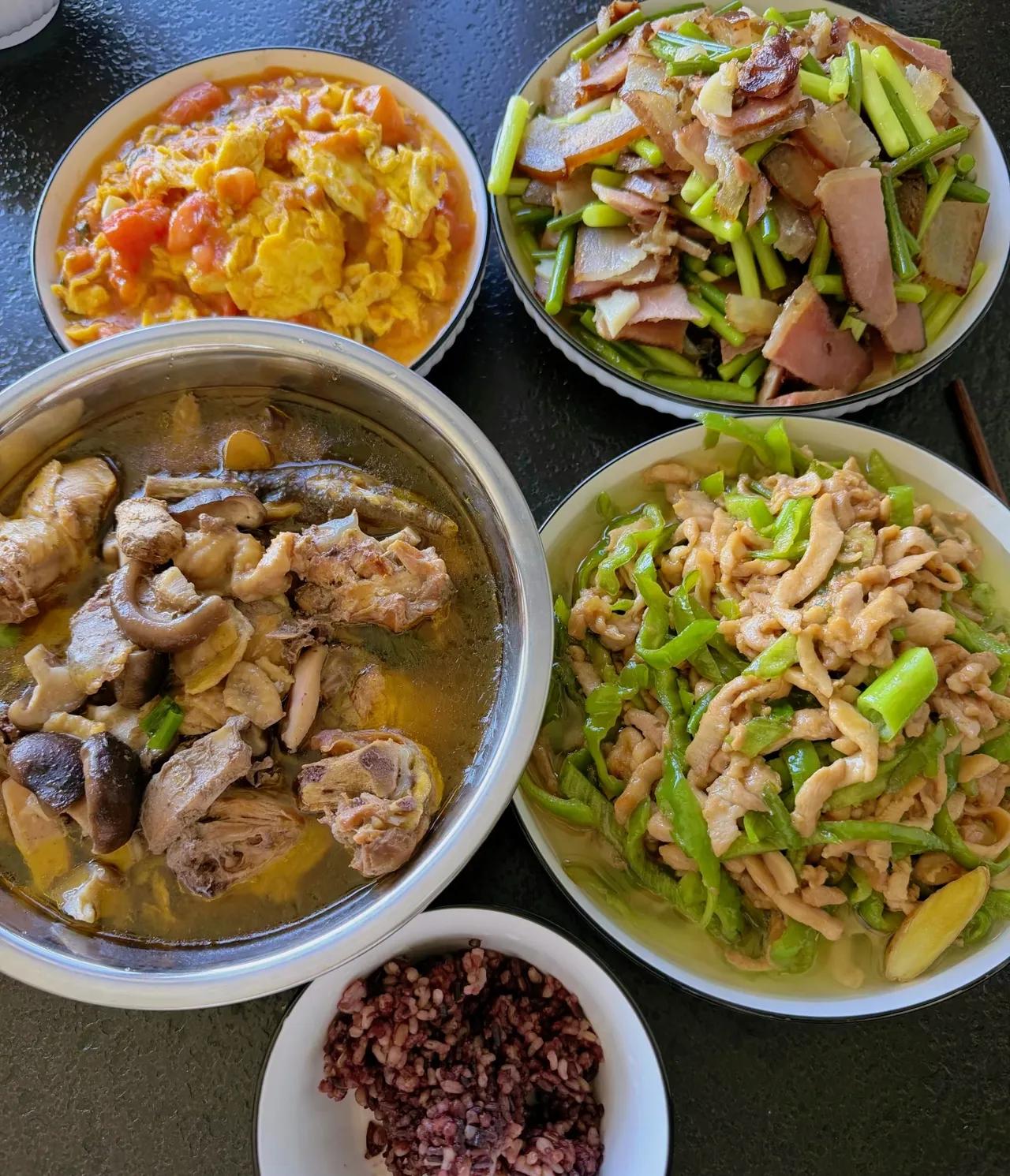 年轻人这么不会过日子呢？姐姐去儿子家，正赶上小两口吃饭，桌子上摆着四个菜，这也