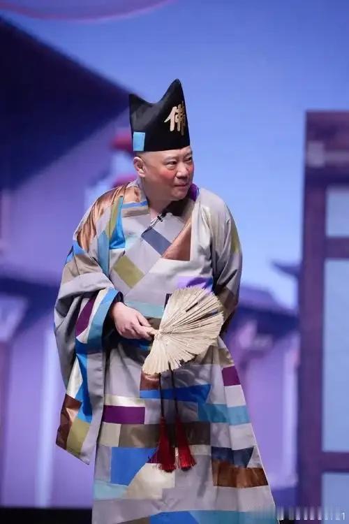 也真是奇了怪了在网络世界里,针对郭德纲京剧的骂声可谓甚嚣尘上,一浪高过一浪。然而