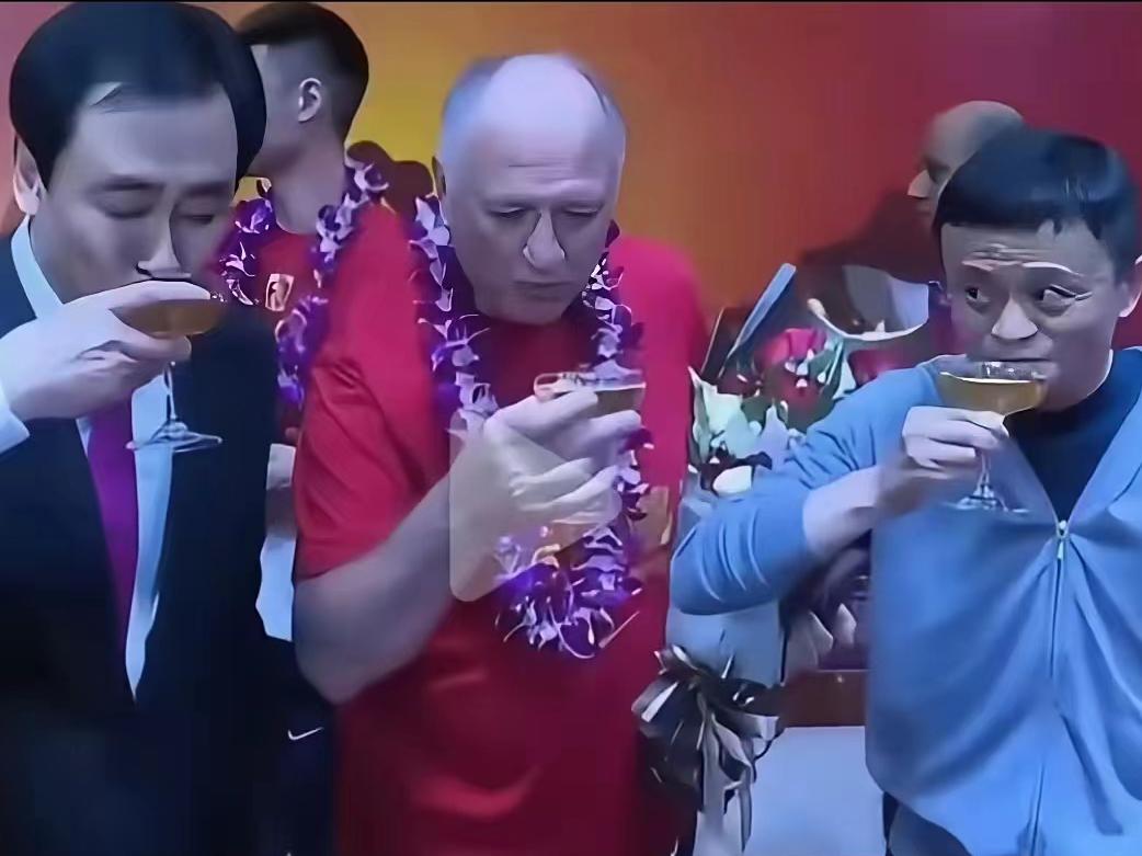 马云是聪明的人，当年“恒大亚冠”为了庆祝夺冠，办了一个豪华酒宴，当初马云也参加了