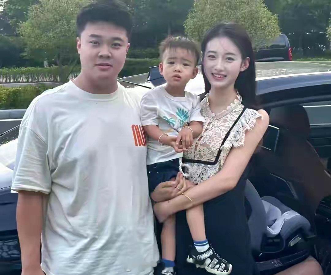 这是娶了个女明星回来啊？一定要生个女儿，遗传一下优良基因。