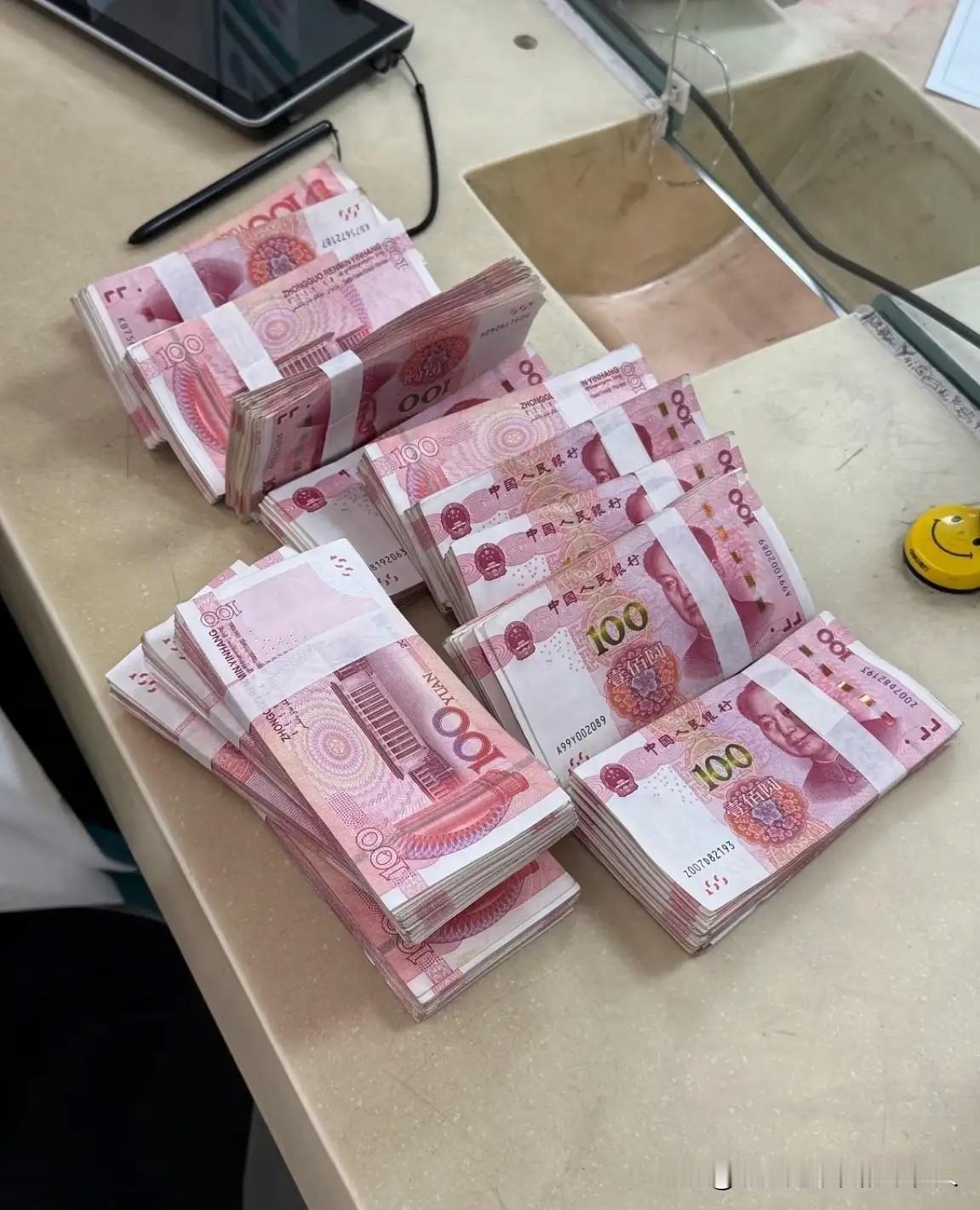 截至今日，银行新规已经落地11天了。今天我特地去银行办理了10万元的存款业务，工