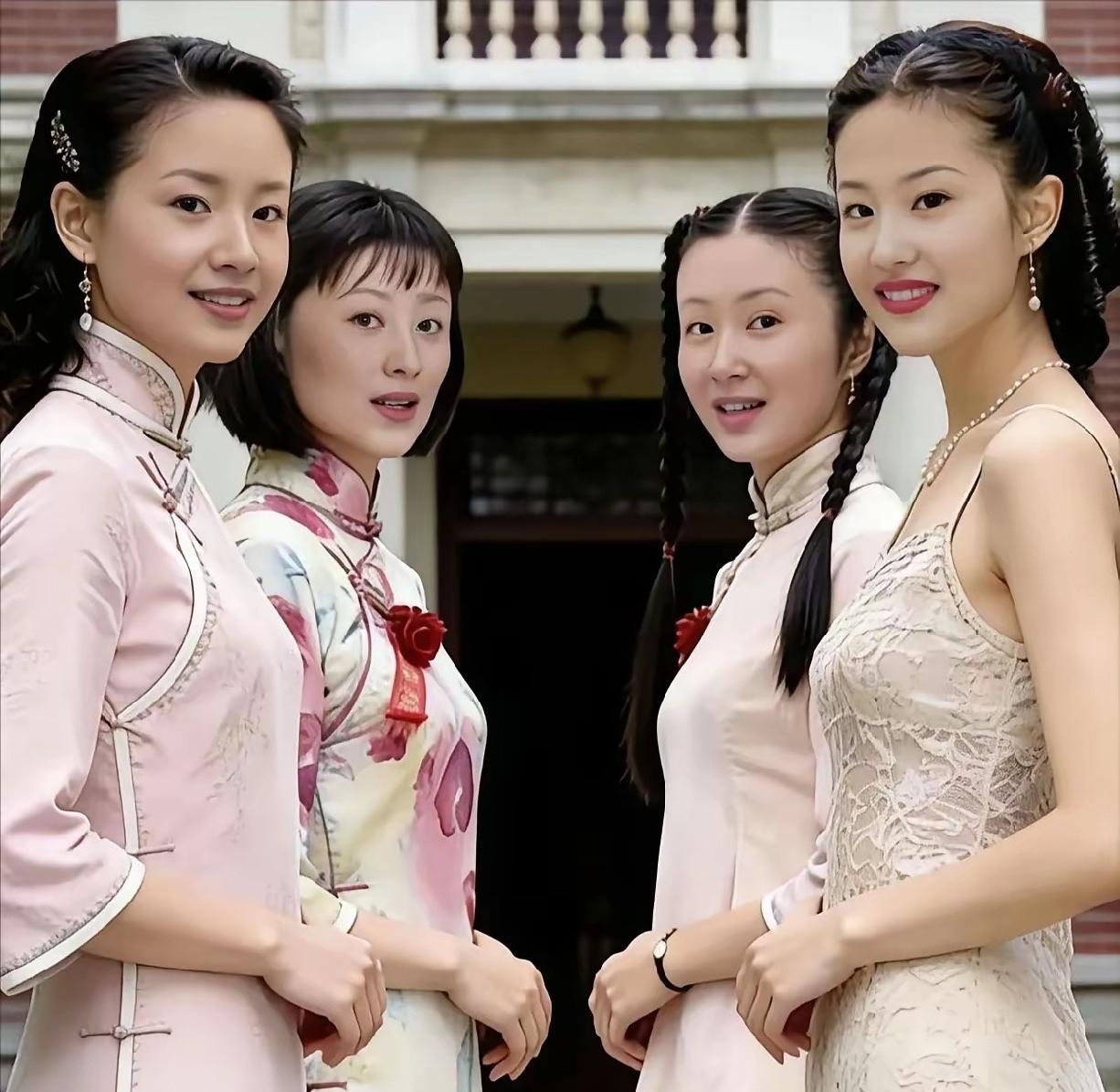 2002年《金粉世家》“金粉四美”合影。彼时董洁的颜值，丝毫不逊色刘亦菲。